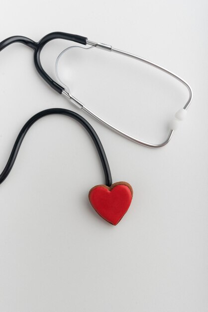 Foto cuore rosso sullo sfondo bianco dello stetoscopio concetto di salute