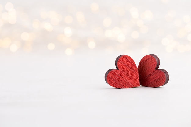 赤いハート、バレンタインデーのグリーティングカード。ボケ味の背景。