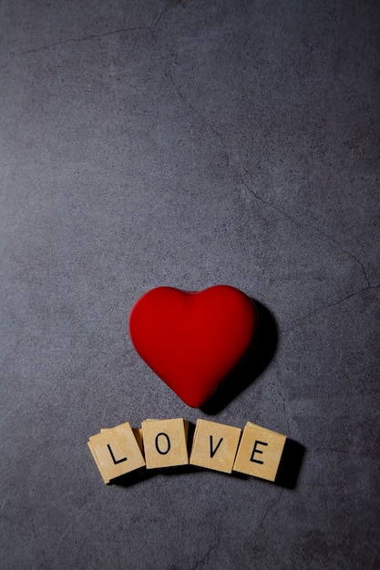 愛のメッセージを表示するブロックと赤いハート