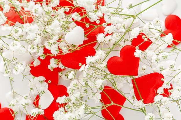 Красные сердца украшены цветами