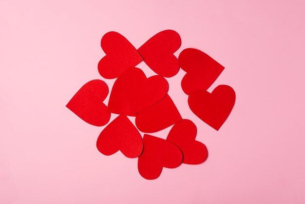 Photo red hearts on pink background love and valentines day concept