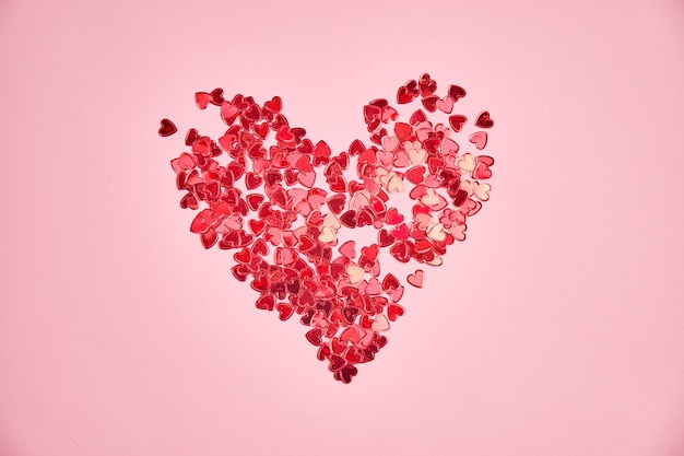 Красные сердца на розовой поверхности