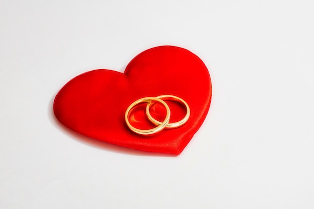 Photo red hearts and wedding rings