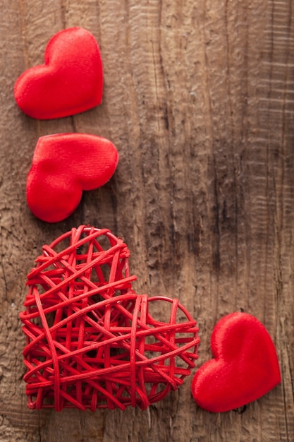 Cuori rossi su sfondo in legno per san valentino