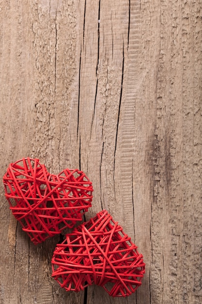 Cuori rossi su sfondo in legno per san valentino