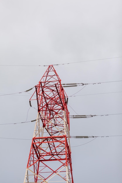 赤い高いパイロン高圧送電線高圧送電鉄塔