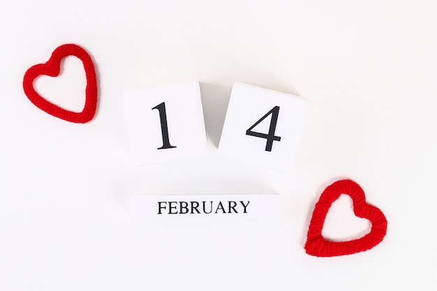 Photo red homemade diy heart made cardboard, yarn, wooden perpetual calendar