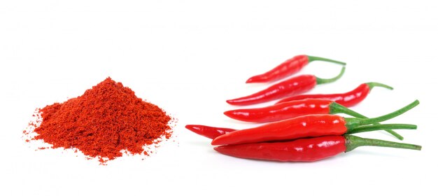 Red hot chili peper en cayennepeper geïsoleerd op een wit