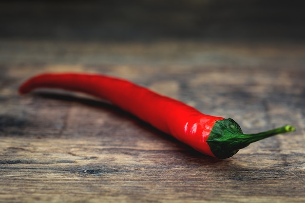 Foto red hot chili peper op rustieke houten tafel