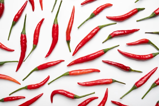 Red hot chili peper op witte achtergrond, plat lag, bovenaanzicht