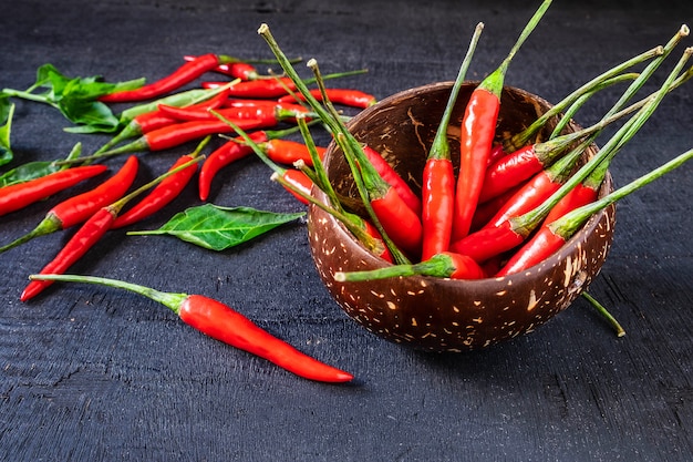 Red hot chili pepper sul pavimento di legno nero