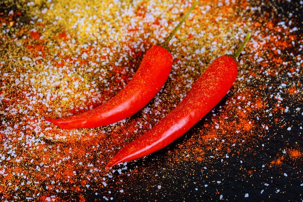 Foto peperoncino rovente su uno sfondo scuro con lo spazio