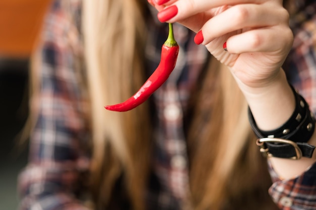 Photo red hot chili pepper in woman hand food spices and condiments culinary recipes and cooking