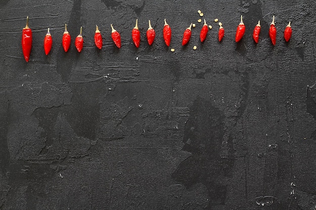 красные горячие перцы на черном фоне