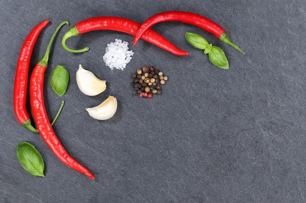 Red hot chili peppers chili koken ingrediënten copyspace leisteen bovenaanzicht