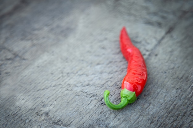 Foto chili peppers rovente su vecchio di legno