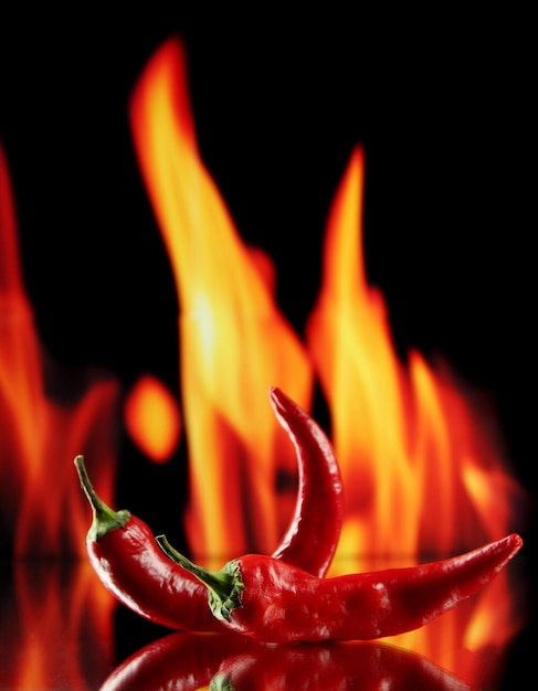 Фото Красный острый перец чили на фоне огня