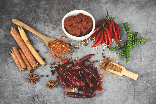 Gli ingredienti di vista superiore della polvere di peperoncini rossi roventi presentano l'alimento asiatico piccante in pepe di cayenna della pasta di curry dei granelli di pepe della tailandia