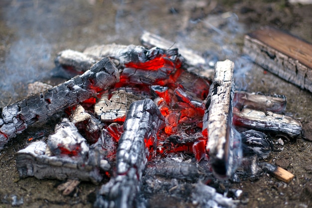 Foto fondo rovente del primo piano dei carboni. bricchette di carbone luminoso.