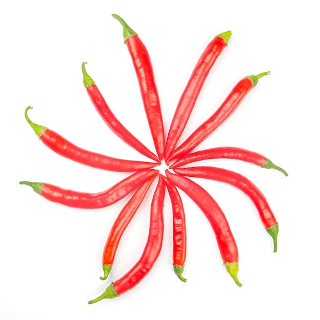 Красный острый перец на белом фоне специи и растительная пища
