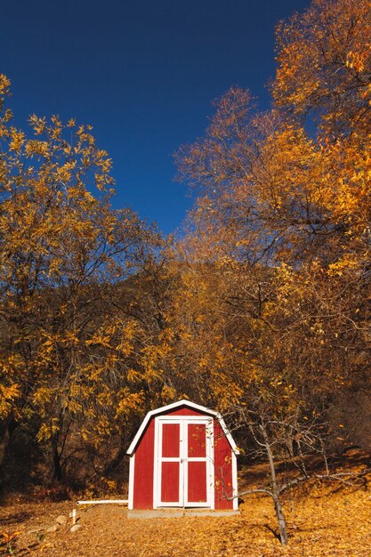 Photo red house against sky during autumn