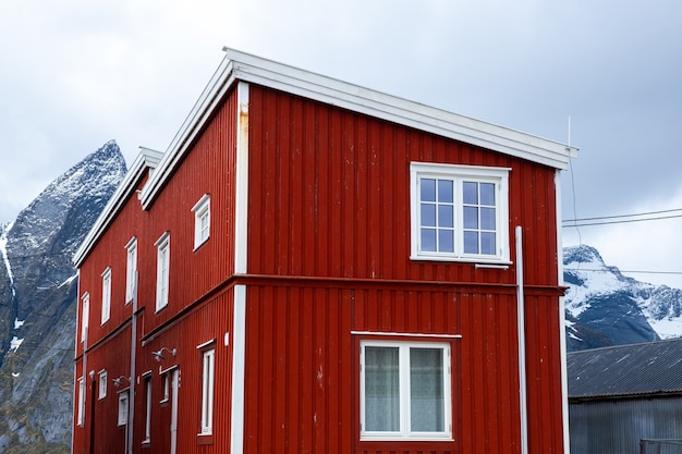 Photo red house by the sea in lofoten islands