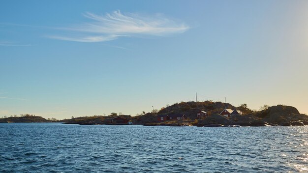 Красный дом на берегу моря в Балтийском море в тусклых тонах осенью