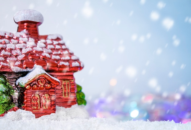 Casa rossa in piedi nella neve in una giornata invernale