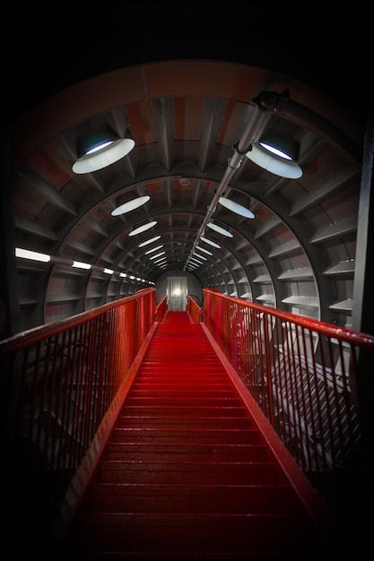 Photo a red and illuminated staircase