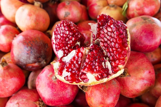 Photo red juicy pomegranates