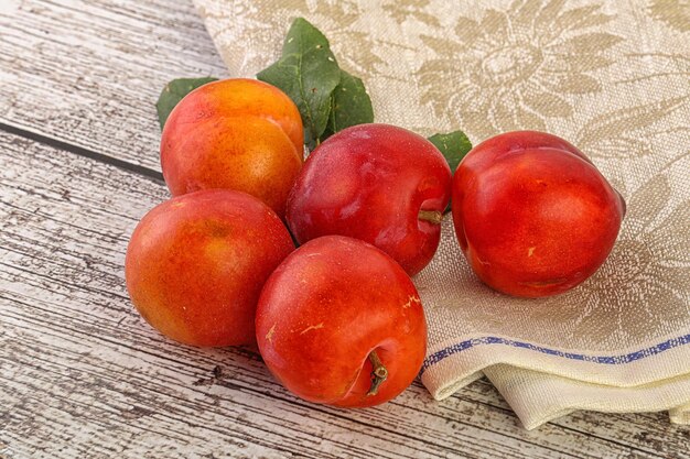 Photo red juicy raw plum heap