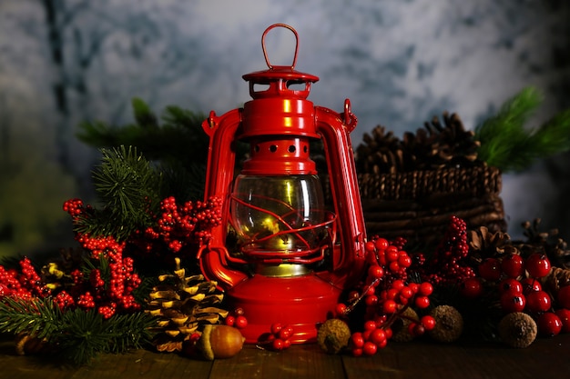 Фото Красная керосиновая лампа на темном естественном фоне