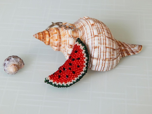 Фото Красный брелок и морские раковины