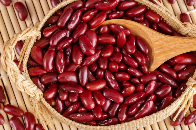 写真 木製の赤い腎臓の豆