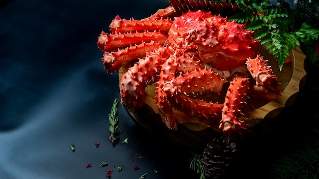 Foto alimento rosso di re crab japanese sulla tavola nera, fuoco selettivo.