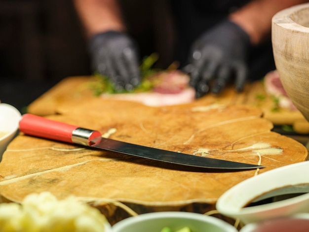 Photo red knife on wooden board