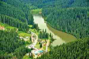 Photo red lake in romania seen from above