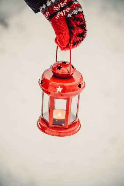 Foto candela lanterna rossa in mano