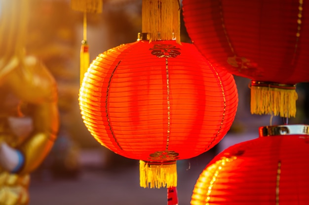 中国の神社での旧正月祭りの赤い提灯の装飾