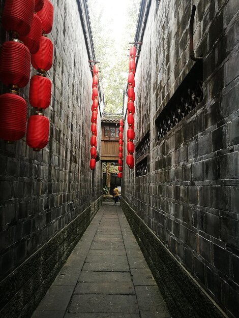 Photo red lanterns hanging on wall