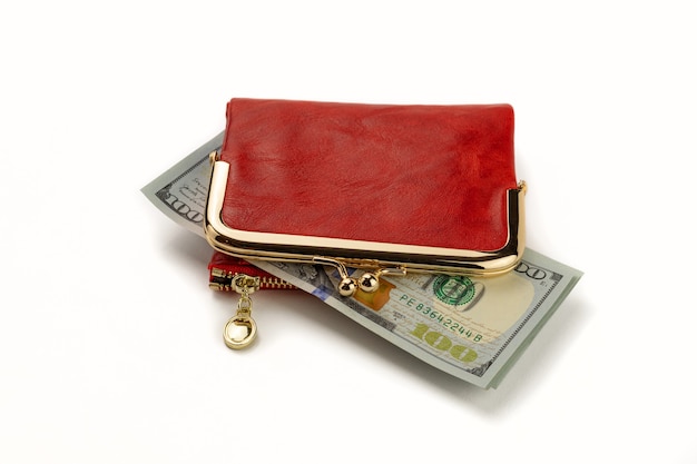 Красный кожаный кошелек со стодолларовой купюрой