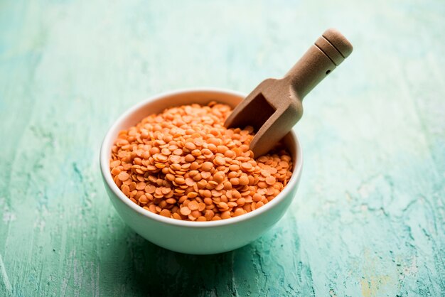 Photo red lentil or lal masoor ki dal in a bowl, selective focus