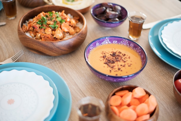 写真 赤レンズ豆のスープ。自宅のイフタールフードテーブル。ラマダンの夕食