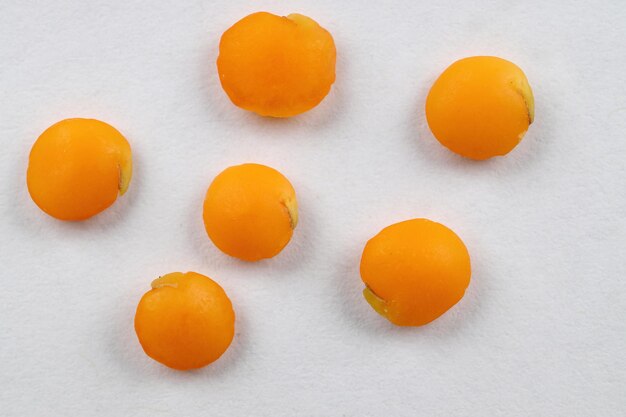 Photo red lentils levitate on a white background close up red lentil macro