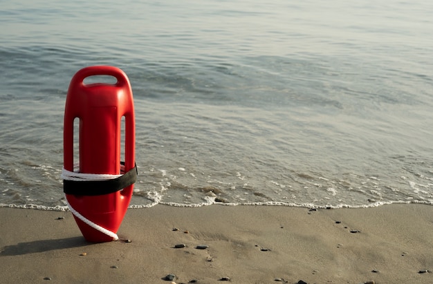 Foto boa salvavita rossa sulla spiaggia