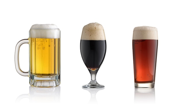 白い背景で隔離の泡と赤い光と闇のビール グラス