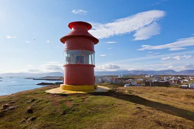 Faro rosso sopra stykkisholmur, penisola di snaefellsnes, parte occidentale dell'islanda