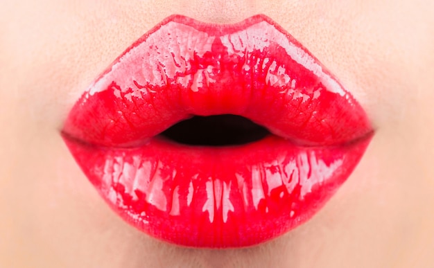 赤い唇、美しいメイク、官能的な口、セクシーな唇。赤い口紅またはリップグロス。