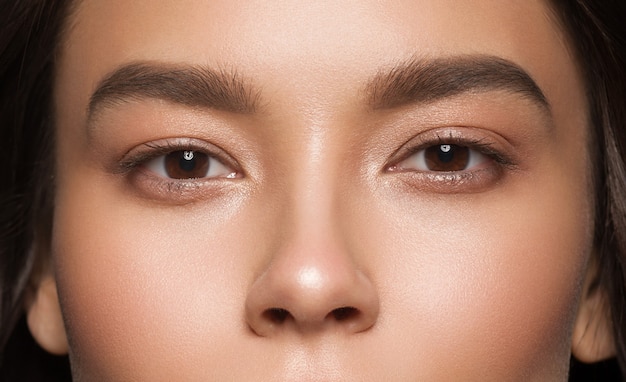 Femmina asiatica del fronte di bellezza della donna delle labbra rosse. colpo dello studio.