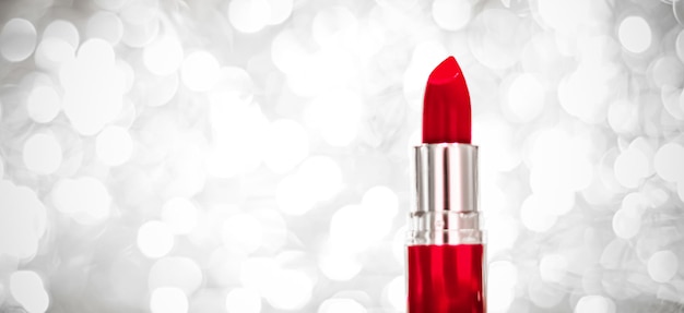 은색 크리스마스 새해 및 발렌타인 데이 휴일 반짝이 배경 메이크업 및 고급 뷰티 브랜드 화장품 제품에 빨간 립스틱